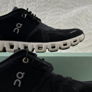 Popular On Cloud Sneakers! Size 8 women's.